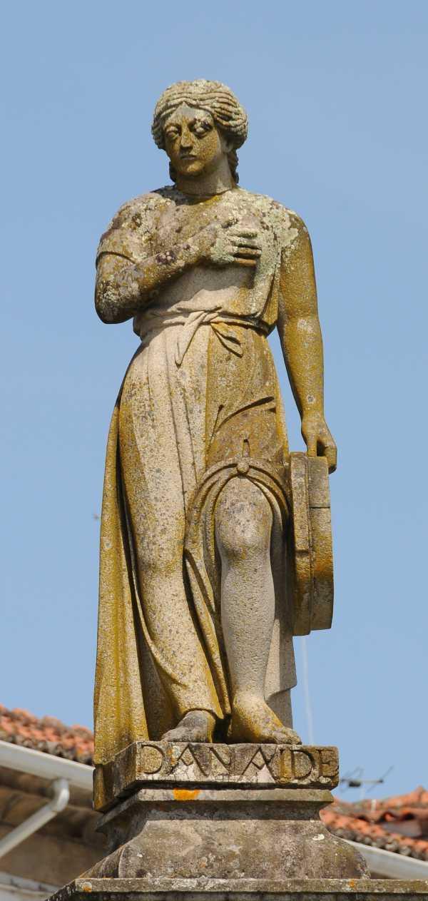 Estátua da Danaide/Brasão Deu-la-Deu Martins