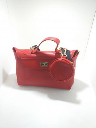 Carteira vermelha em pele, com acessórios 