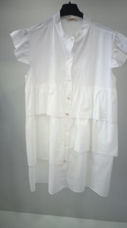 Túnica de manga curta.