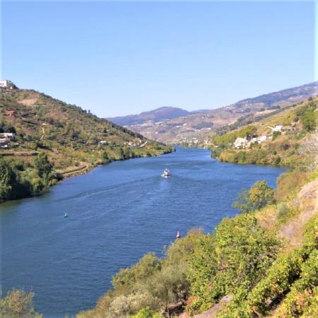 Subida de barco e descida de comboio