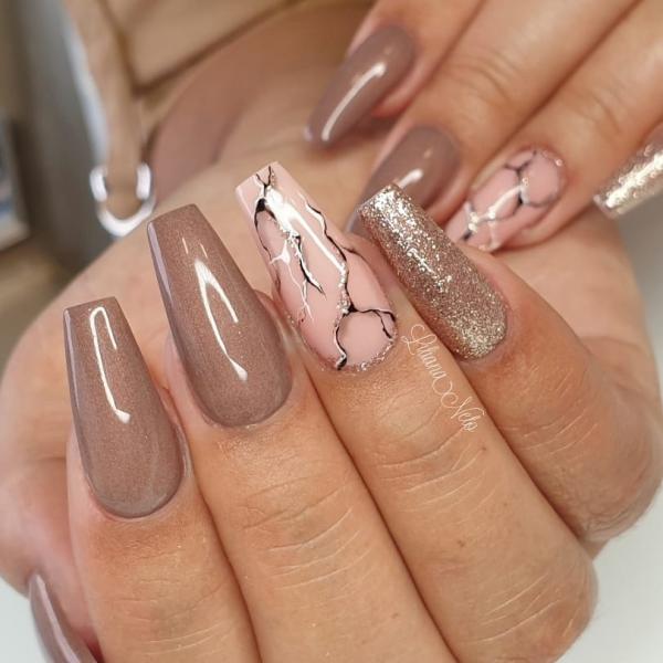 UNHAS DE GEL E VERNIZ