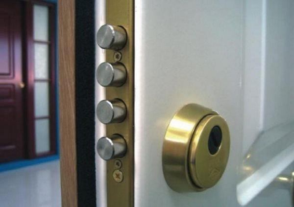 COLOCAÇÃO DE FECHADURAS E PORTAS BLINDADAS