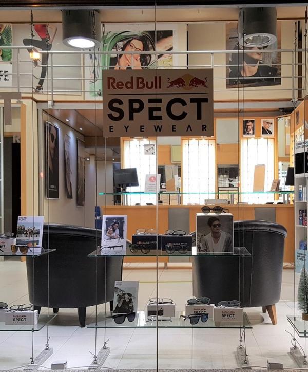 Variada oferta de óculos para senhora, homem e criança