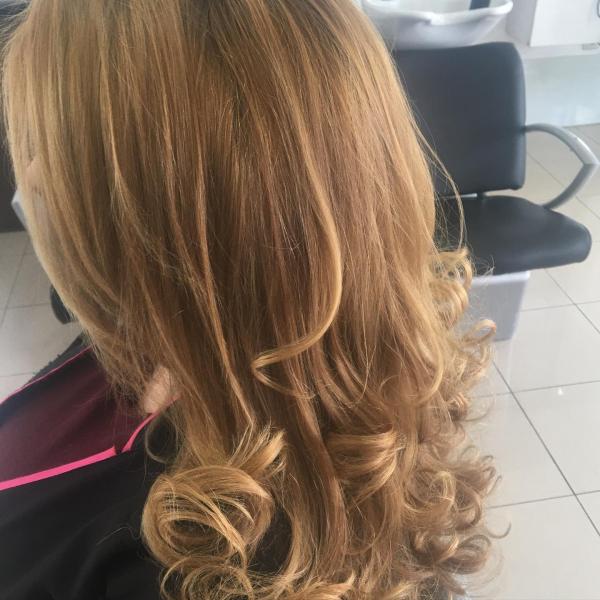 SERVIÇOS DE CABELEIREIRO E ESTÉTICA