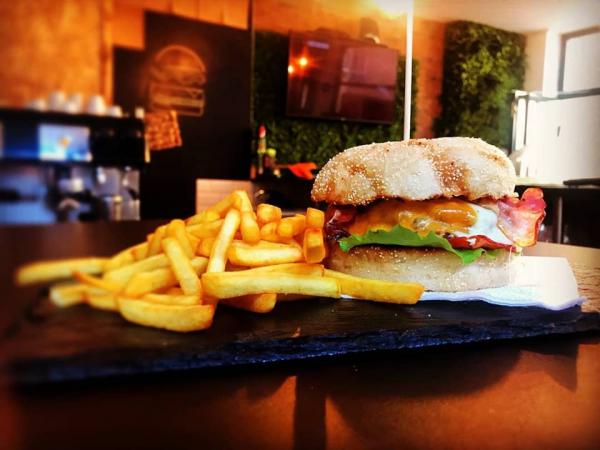 PETISCOS E BEBIDAS A QUALQUER HORA DO DIA