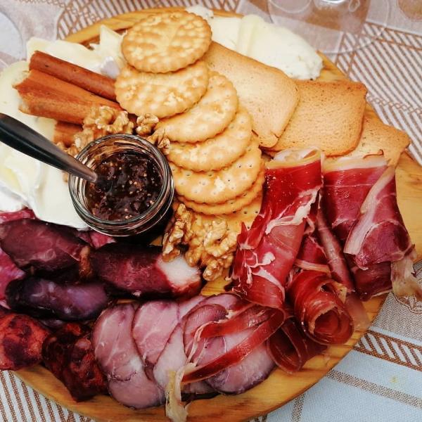 VARIADAS OPÇÕES DE TAPAS E PETISCOS