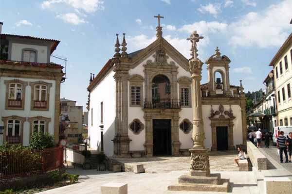 https://www.portugalplease.com/uploads/imagens-temas/igreja_misericordia_00.jpg