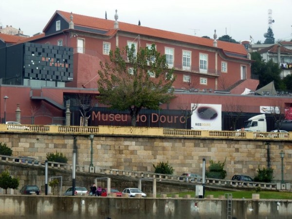 https://www.portugalplease.com/uploads/imagens/Régua_-_Museu_do_Douro_na_Região_do_Alto_Douro.jpg