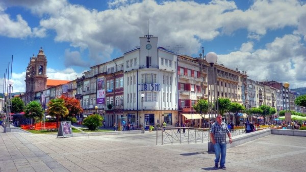 https://www.portugalplease.com/uploads/imagens/avenida_central_de_braga_em_hdr.jpg