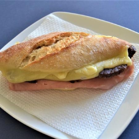 Prego no pão c/Queijo Amanteigado