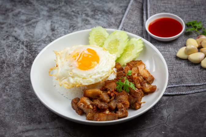 Porco com arroz e ovo frito