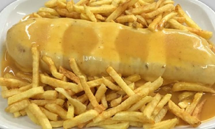 Cachorro com batata e molho de francesinha