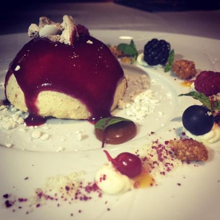 Crocante de leite creme, fruta e sorvete de maracujá