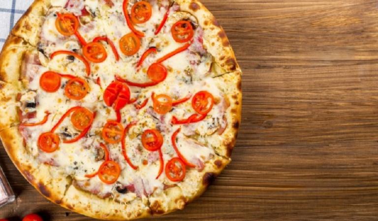 Pizza (Máximo 3 ingredientes à escolha)