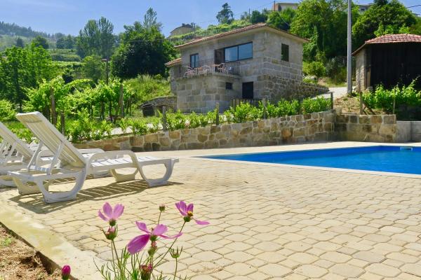 Casinha de Partezins for 5 people with pool