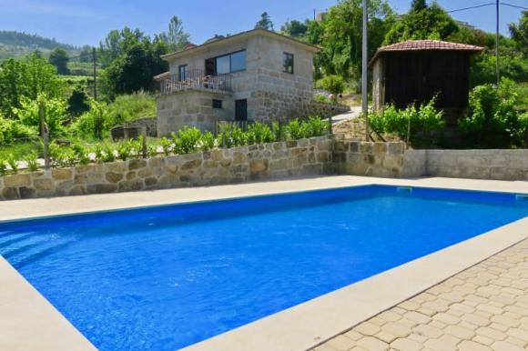 Casinha de Partezins for 3 people with shared pool