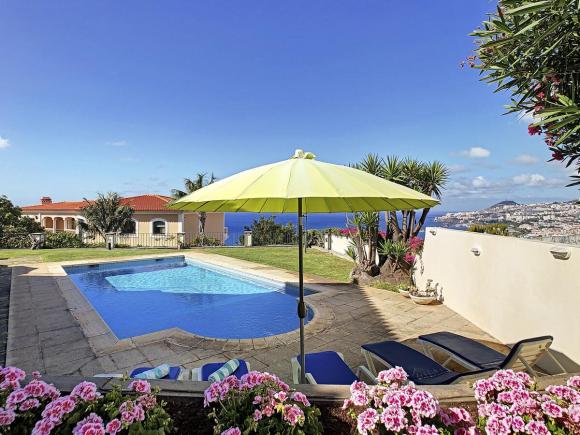 Sao Martinho Villa Sleeps 8 with Pool