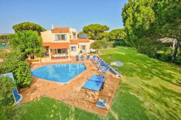 Villa Uma by Villa Plus